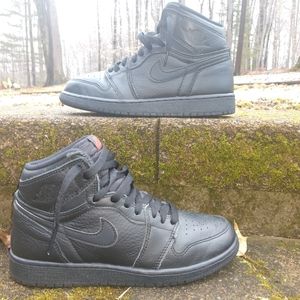 Kids size 6 Jordan 1 Triple Black Barely Worn